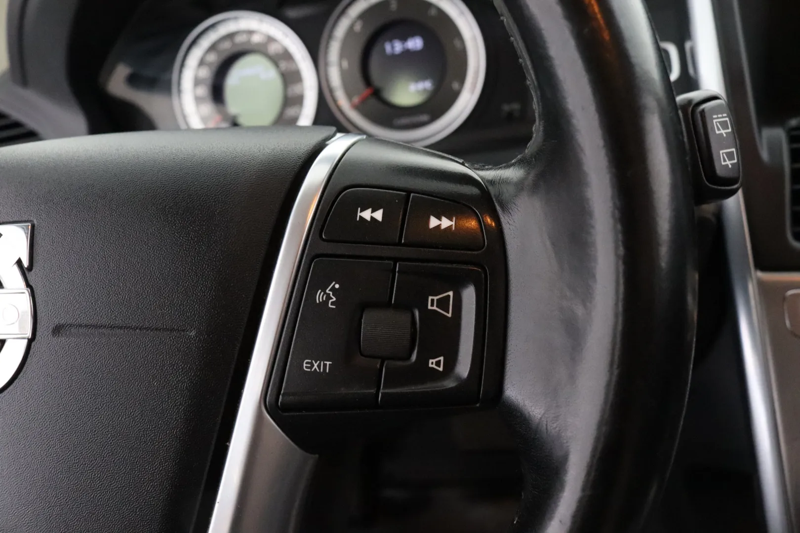 VOLVO XC60 ZKB-456 carousel image