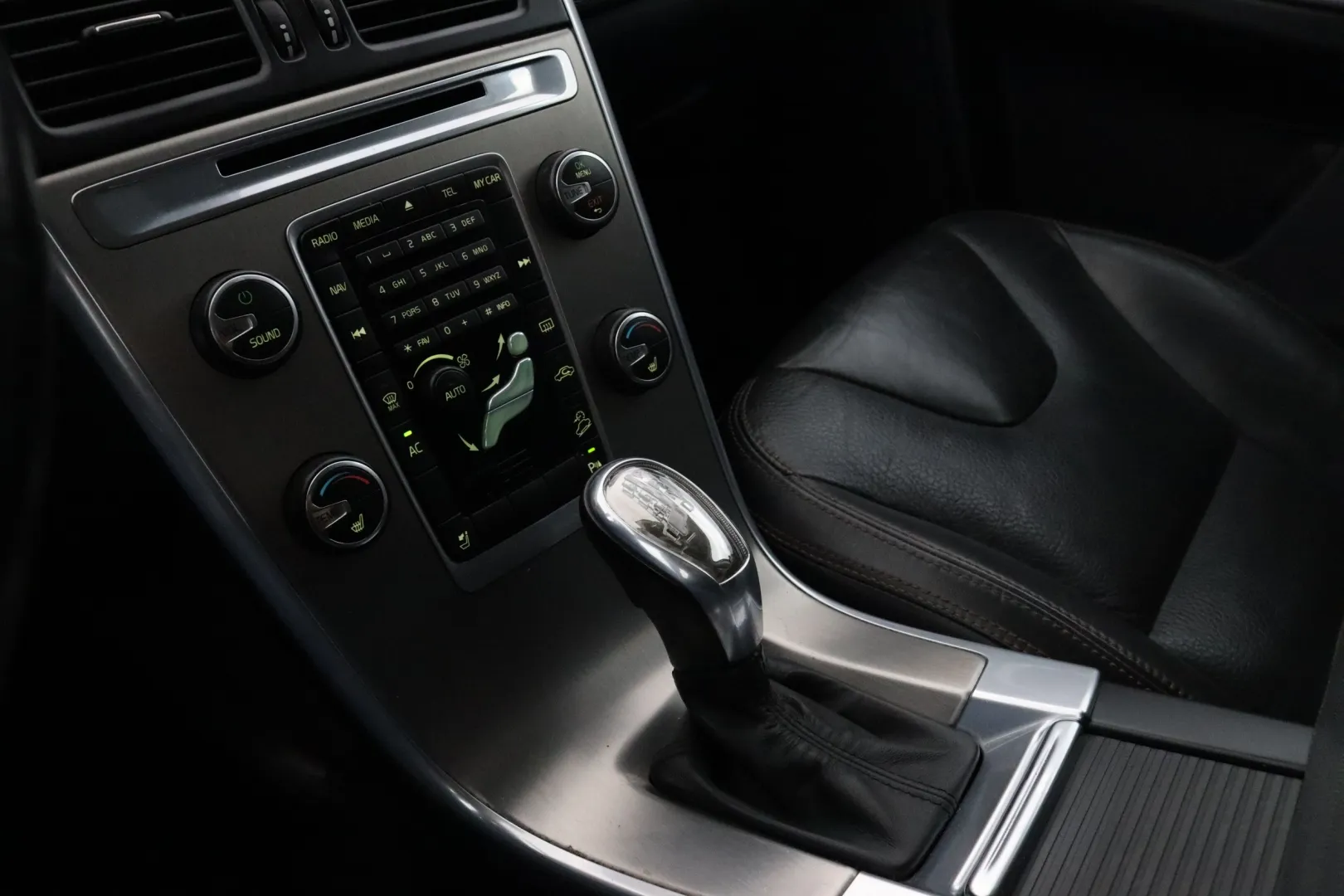 VOLVO XC60 ZKB-456 carousel image