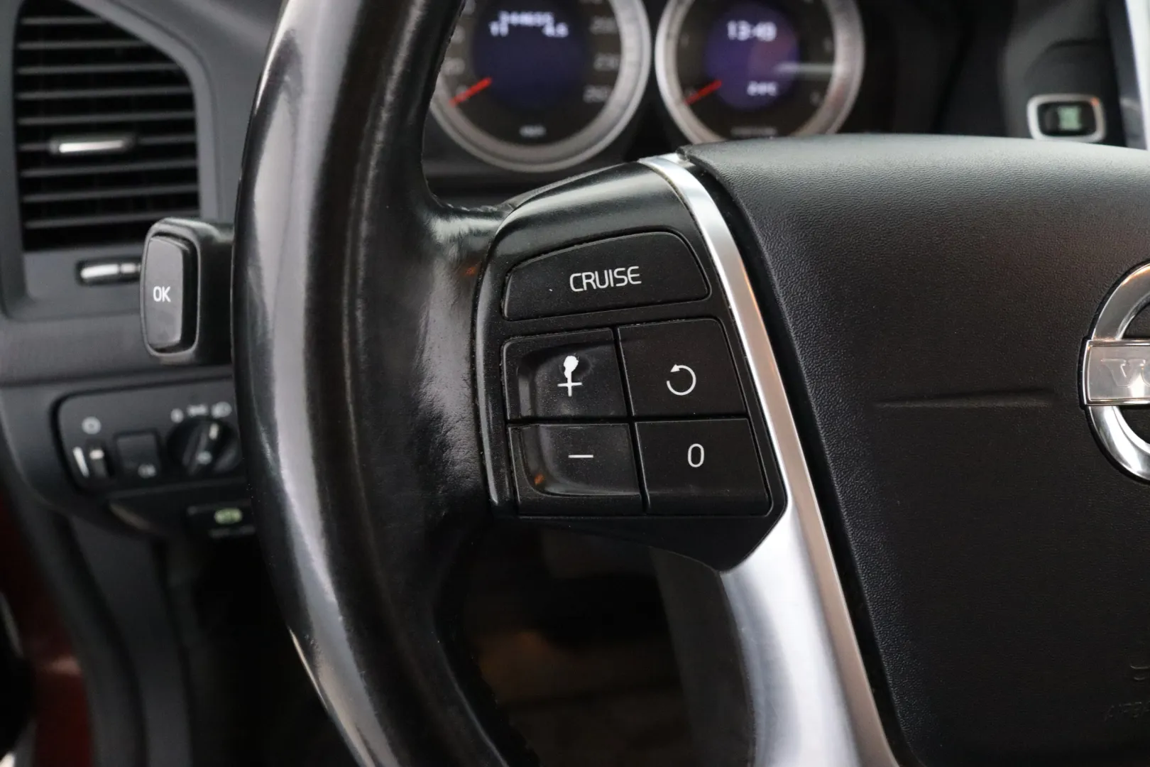 VOLVO XC60 ZKB-456 carousel image