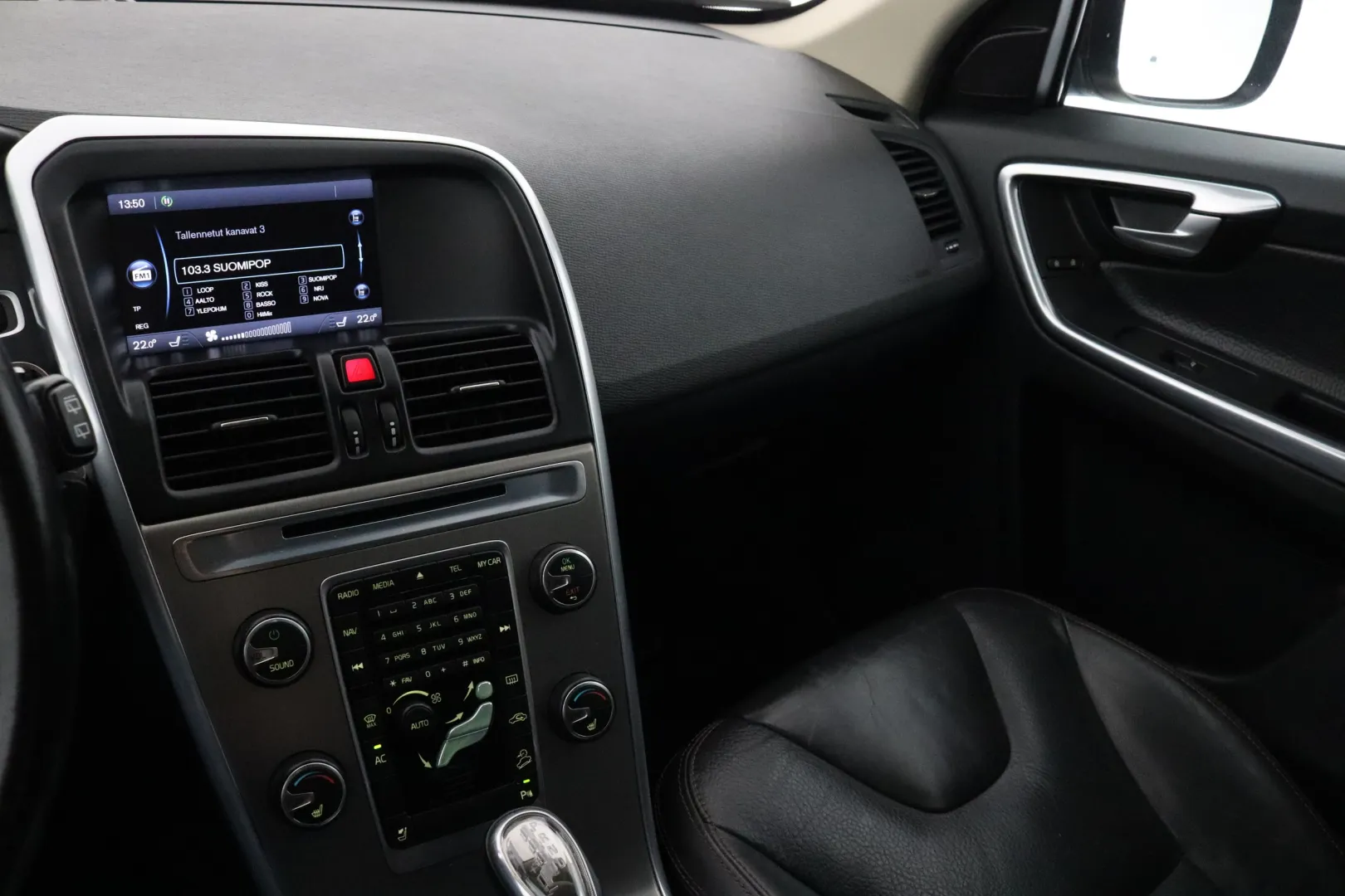 VOLVO XC60 ZKB-456 carousel image