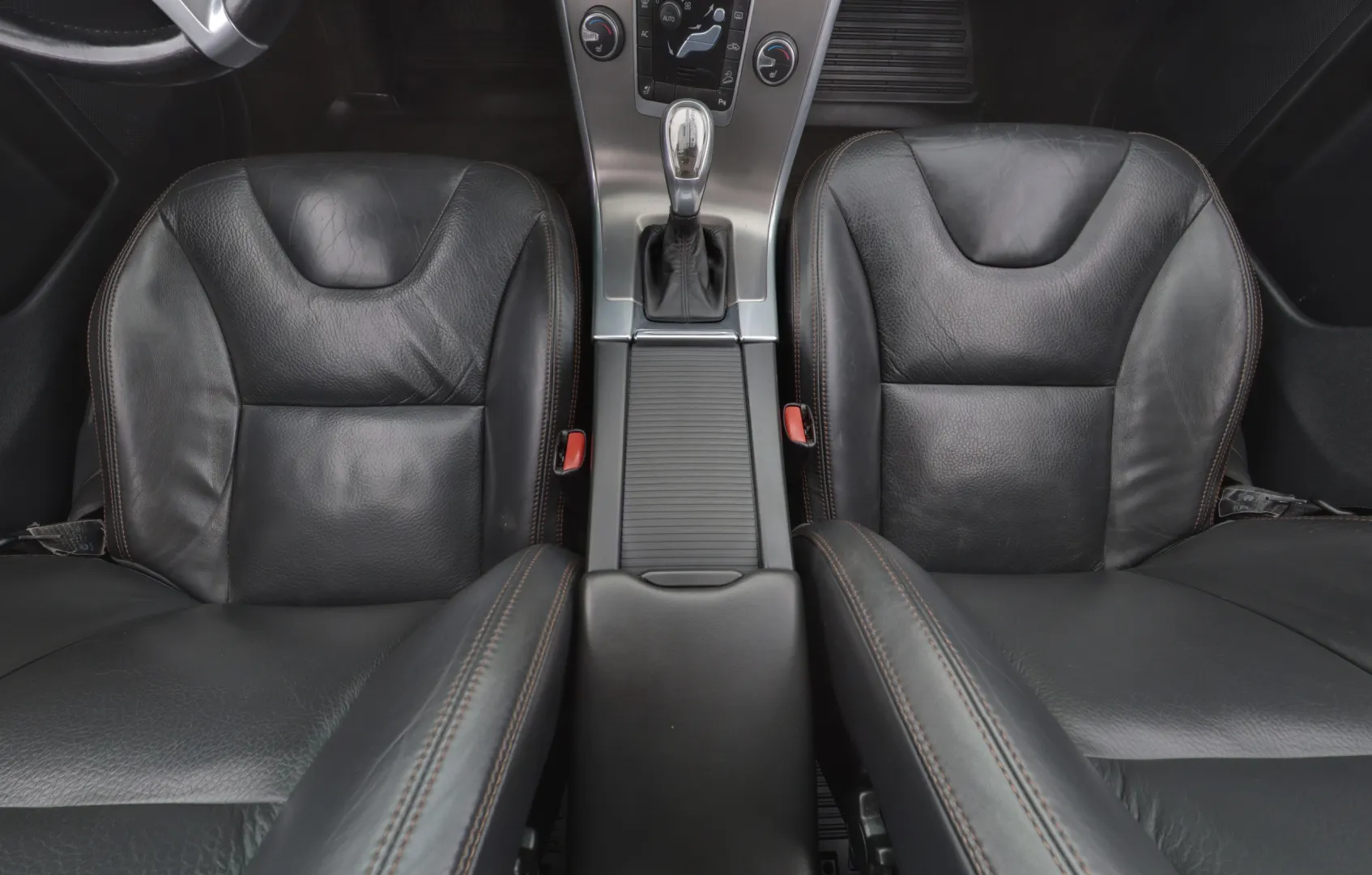 VOLVO XC60 ZKB-456 carousel image