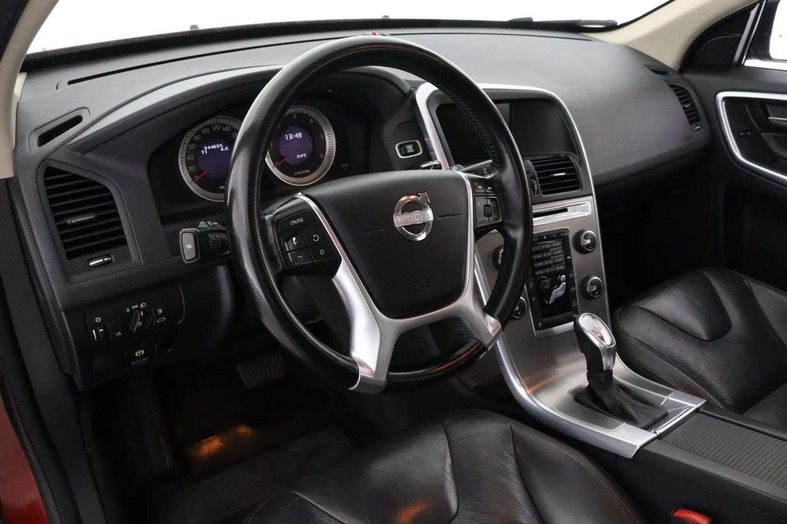 VOLVO XC60 ZKB-456 carousel image