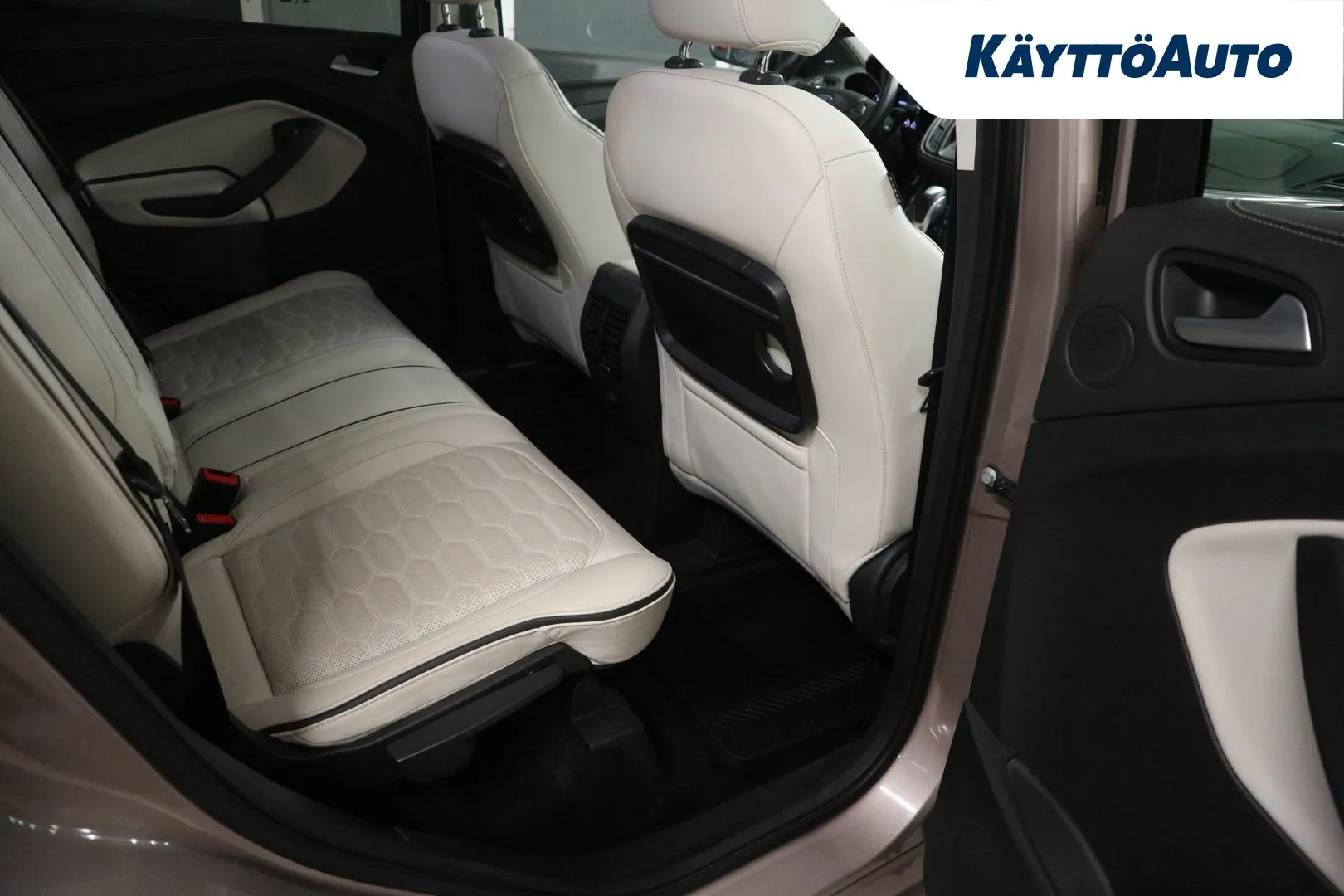 FORD Kuga ZLP-526 carousel image