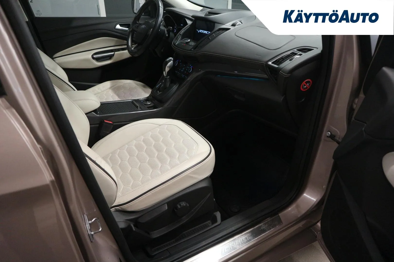 FORD Kuga ZLP-526 carousel image