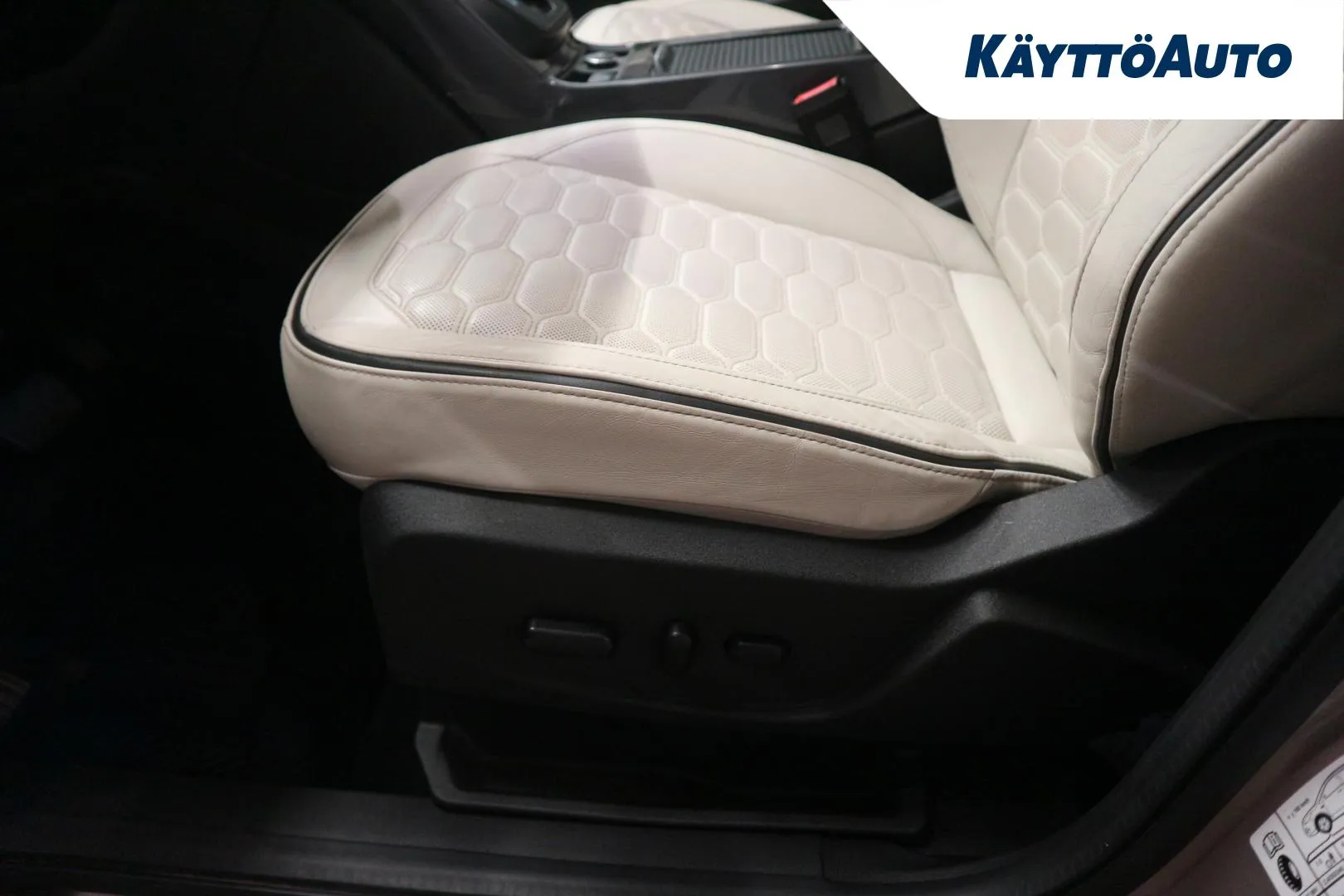 FORD Kuga ZLP-526 carousel image