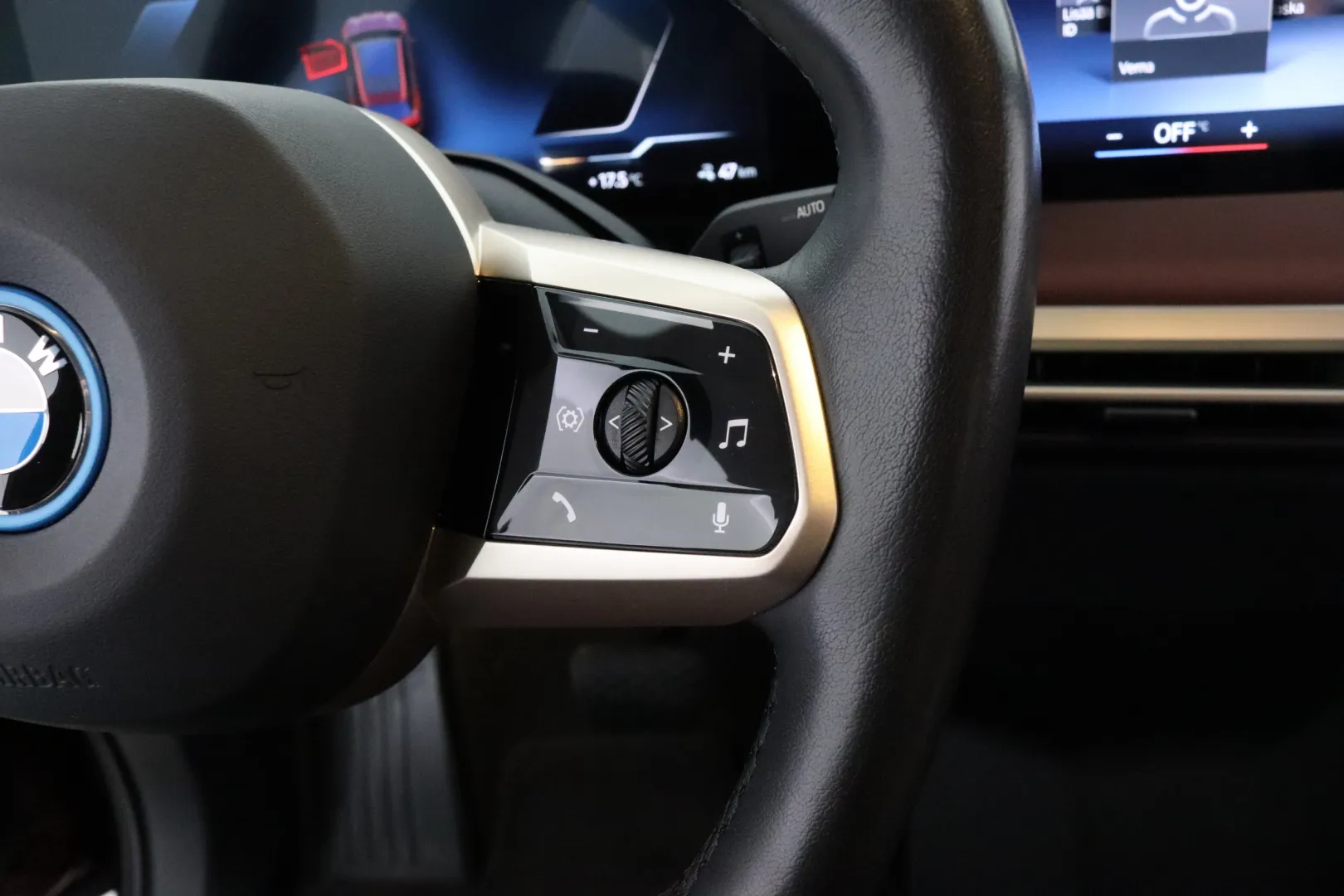 BMW iX FOT-589 carousel image