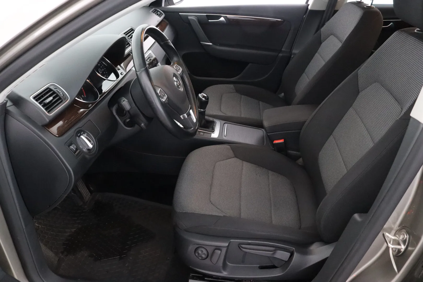 VOLKSWAGEN Passat ILT-140 carousel image