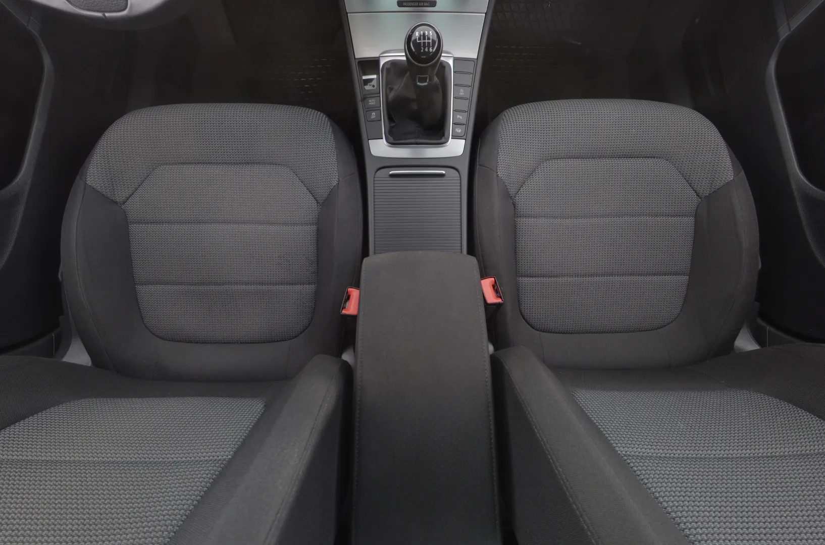 VOLKSWAGEN Passat ILT-140 carousel image