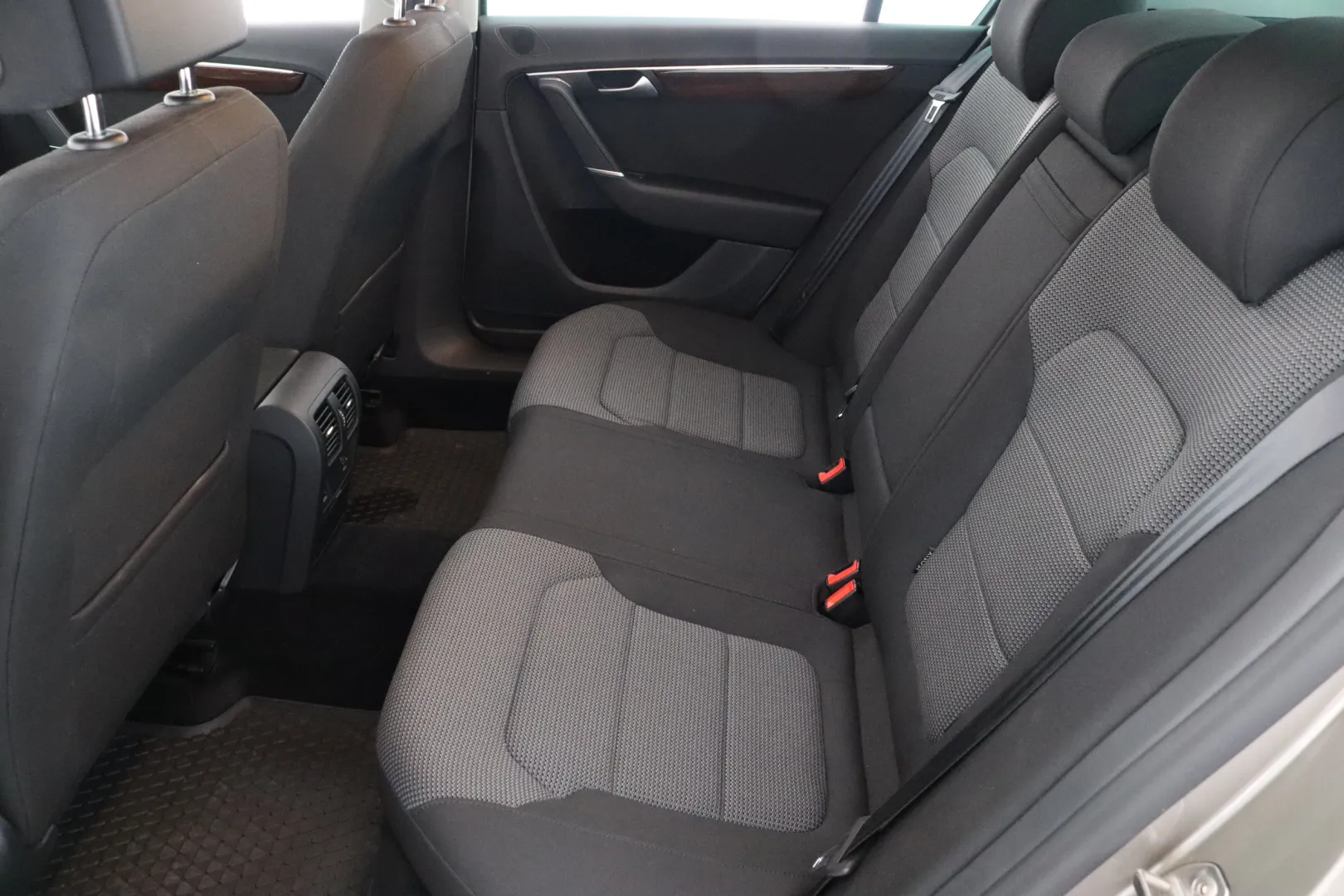 VOLKSWAGEN Passat ILT-140 carousel image