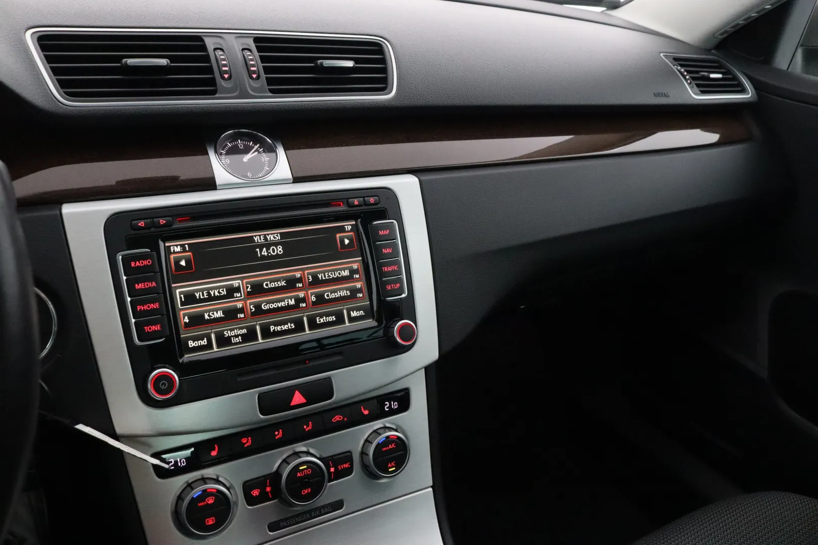 VOLKSWAGEN Passat ILT-140 carousel image