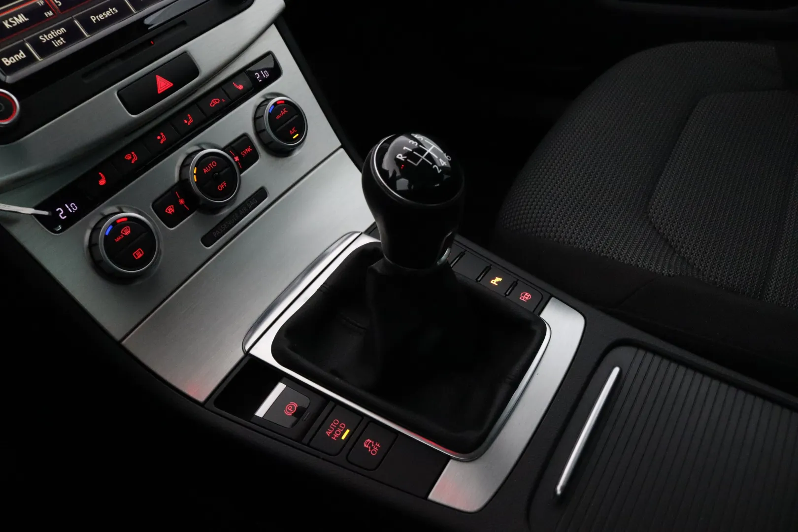 VOLKSWAGEN Passat ILT-140 carousel image