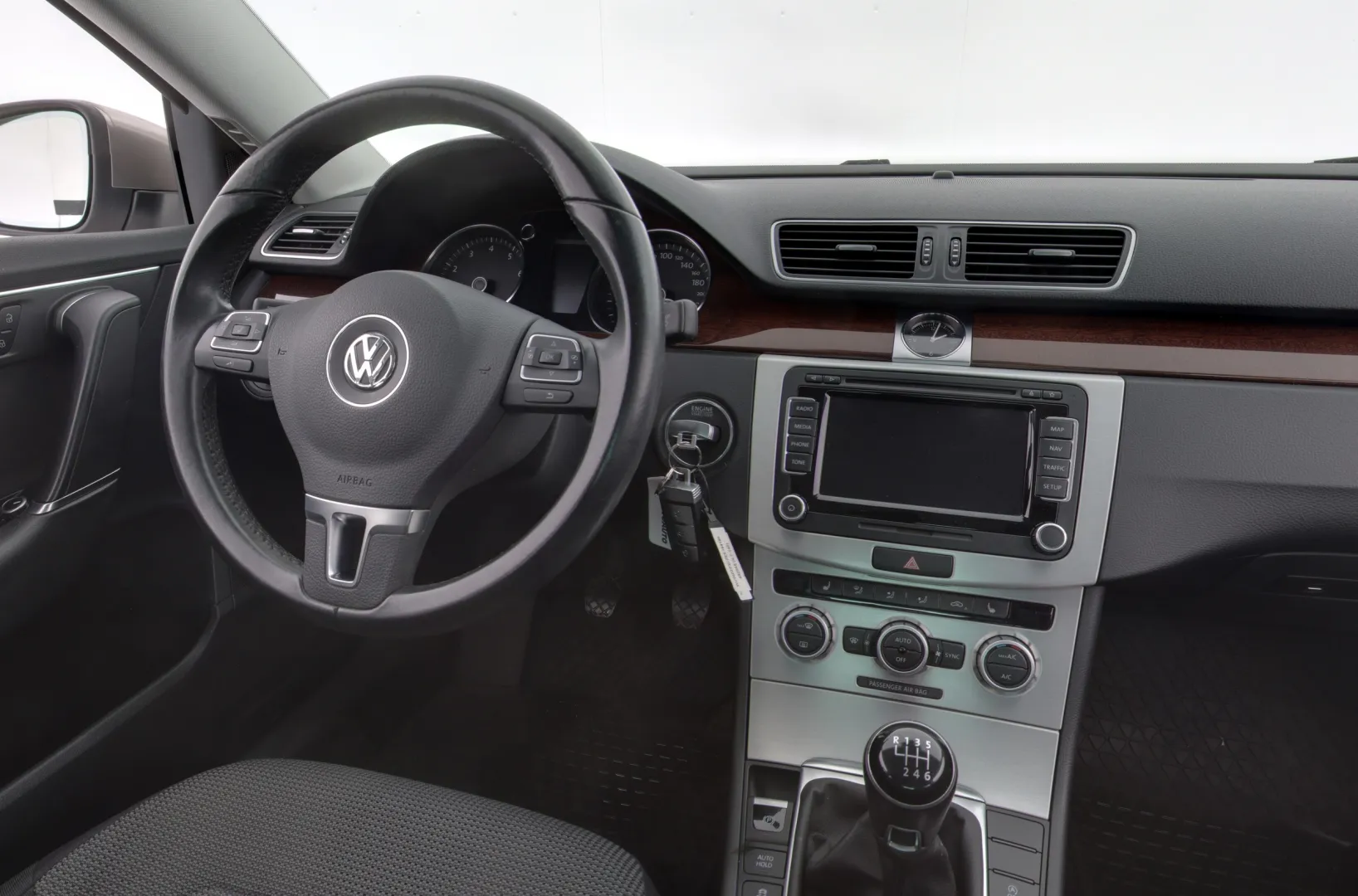 VOLKSWAGEN Passat ILT-140 carousel image