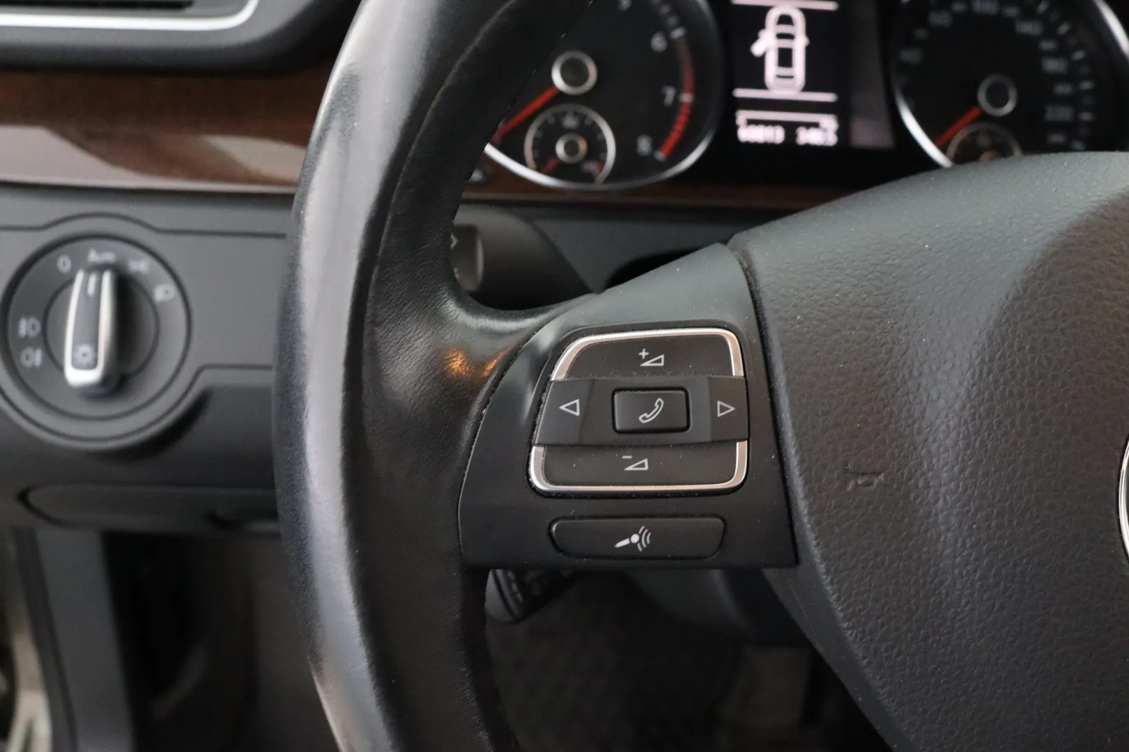 VOLKSWAGEN Passat ILT-140 carousel image