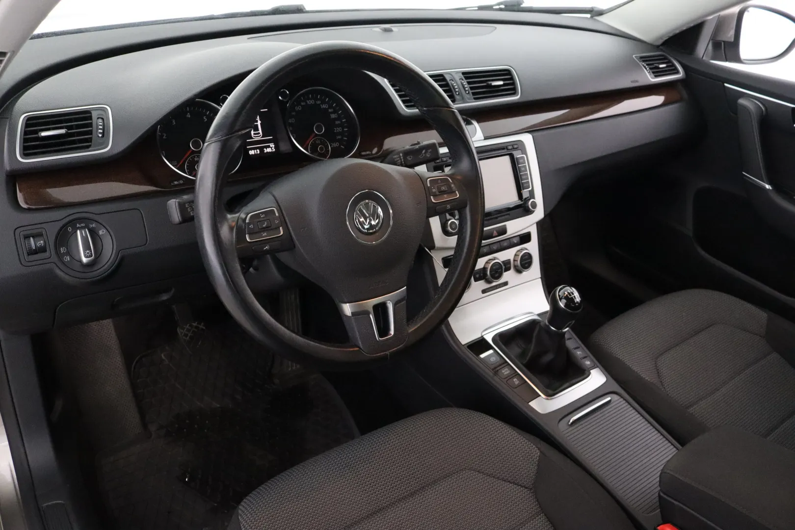 VOLKSWAGEN Passat ILT-140 carousel image
