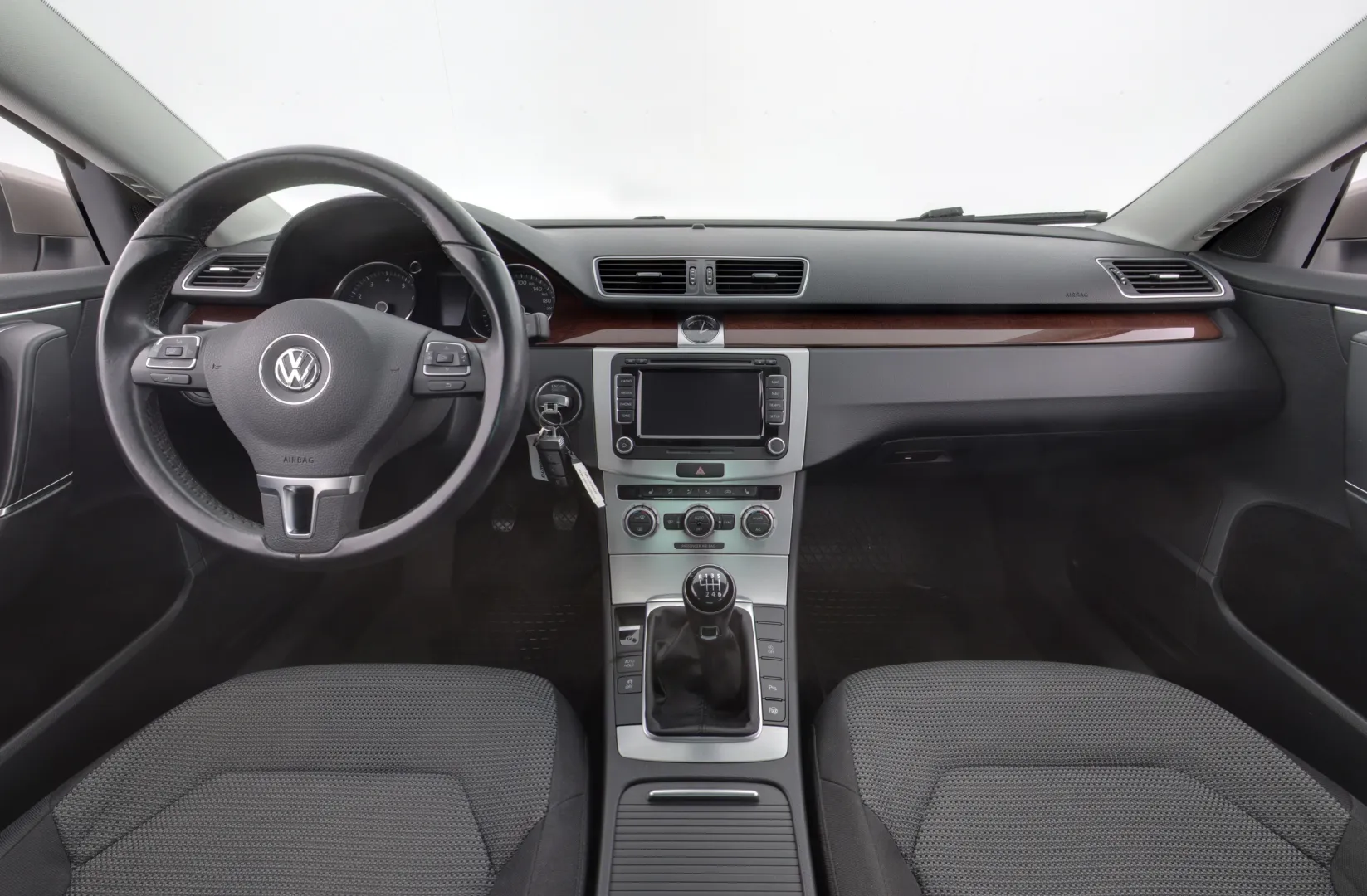 VOLKSWAGEN Passat ILT-140 carousel image