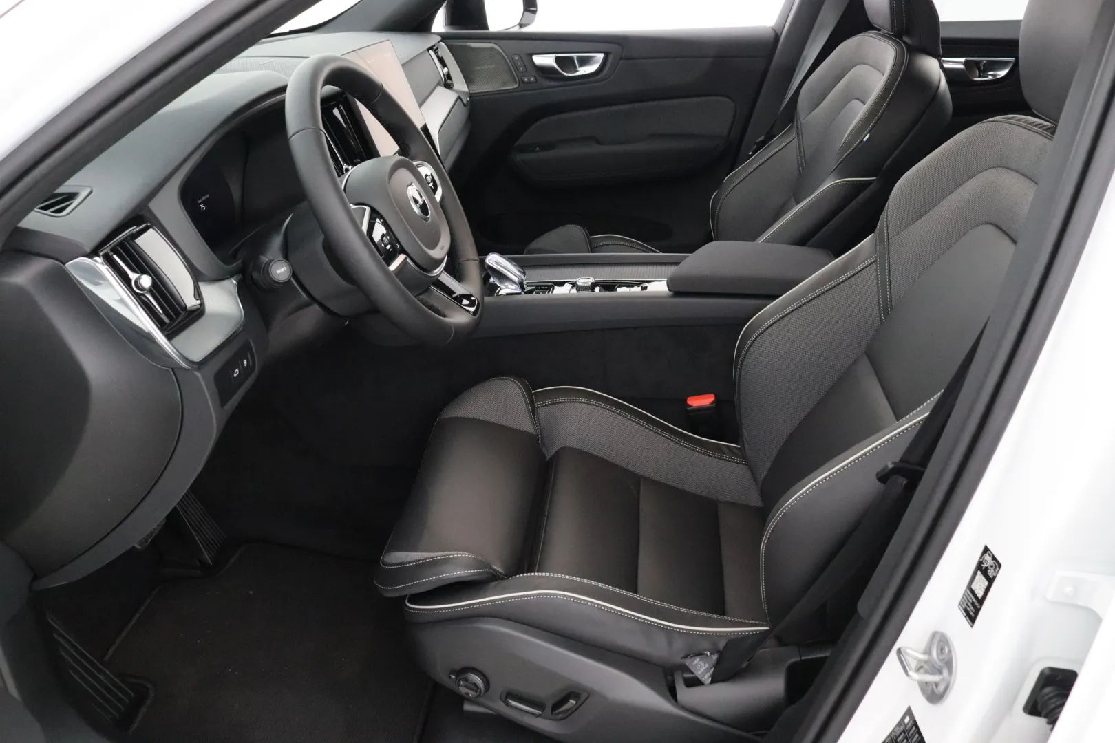 Volvo XC60 ZPM-597 carousel image