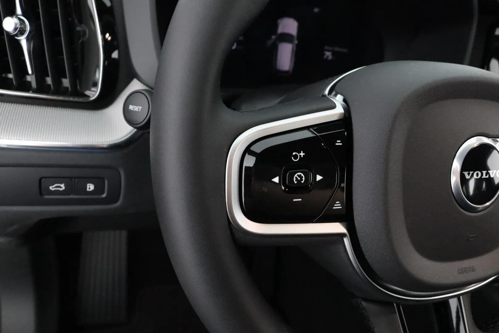 Volvo XC60 ZPM-597 carousel image
