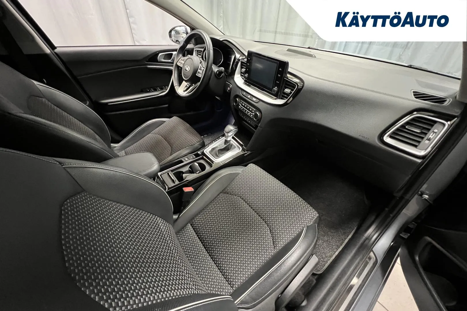 KIA Ceed OZA-437 carousel image