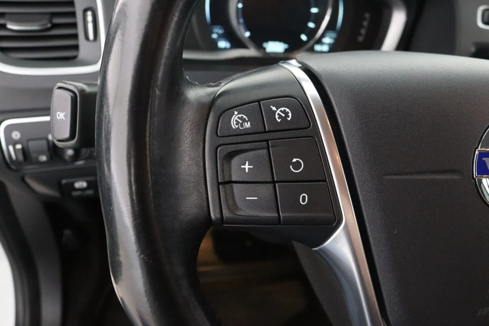 VOLVO V60 VXA-774 carousel image