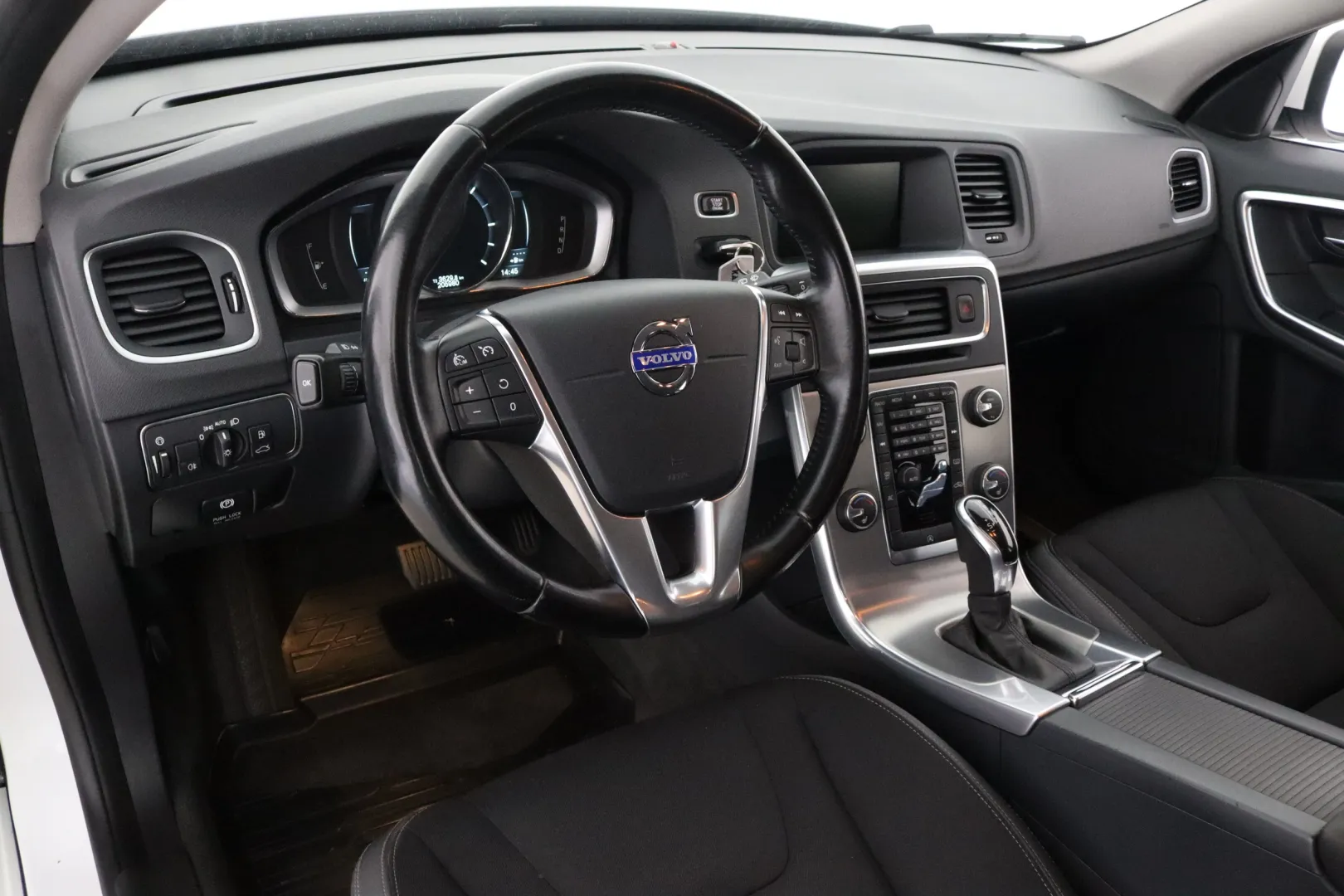 VOLVO V60 VXA-774 carousel image