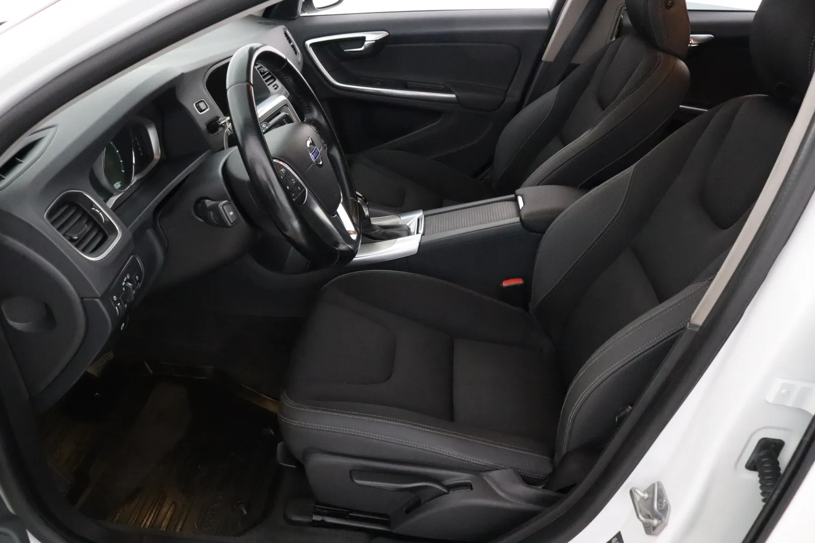 VOLVO V60 VXA-774 carousel image