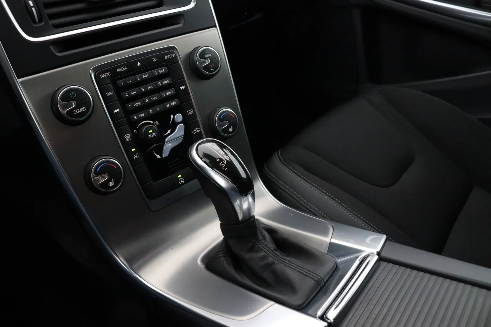VOLVO V60 VXA-774 carousel image