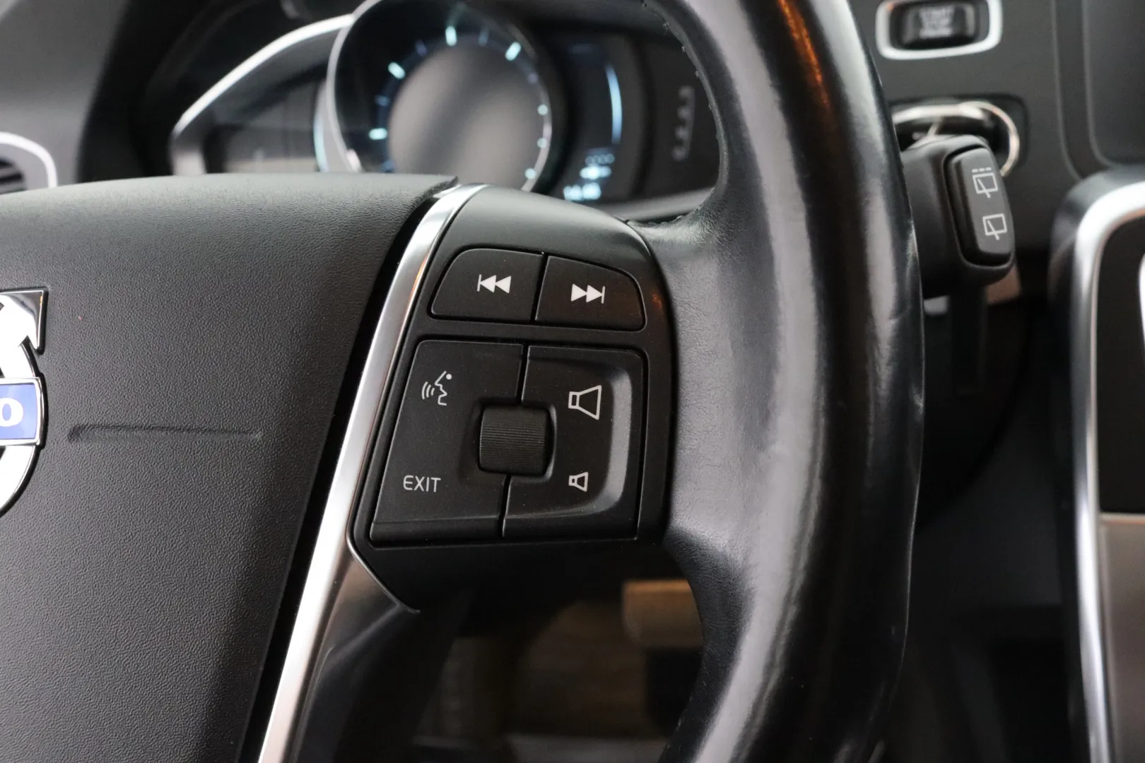 VOLVO V60 VXA-774 carousel image