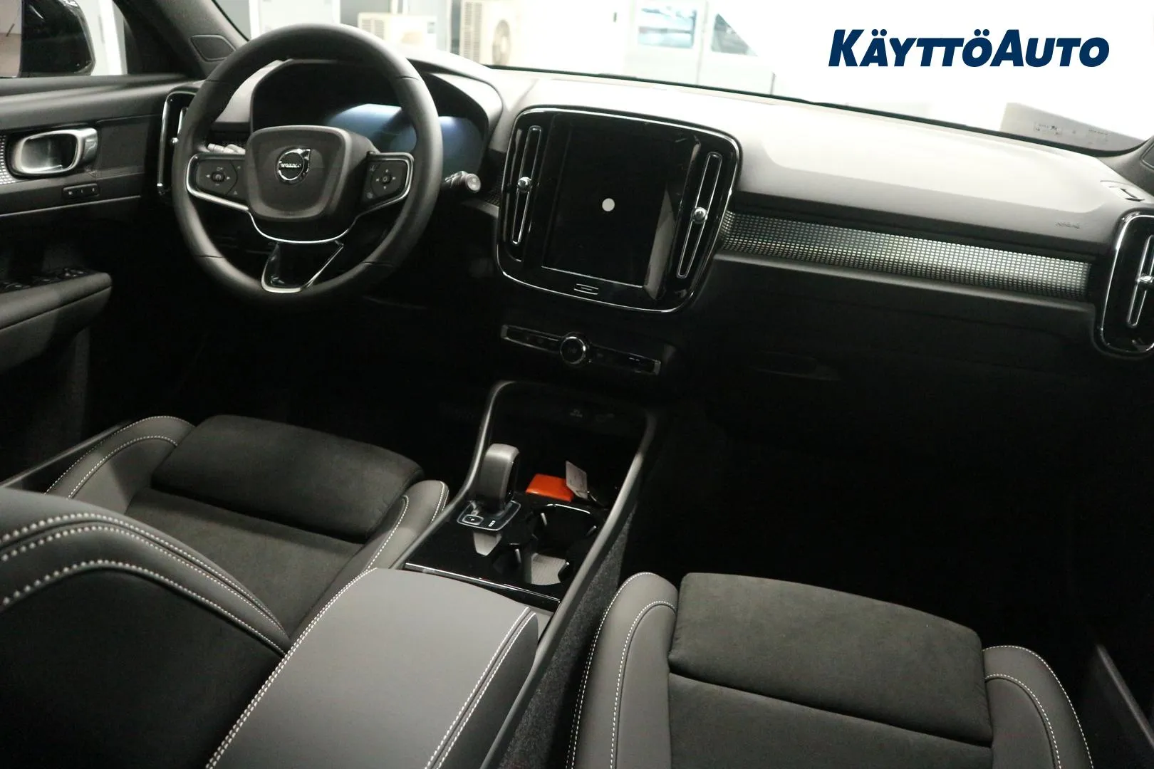 Volvo EX40 ZPP-161 carousel image