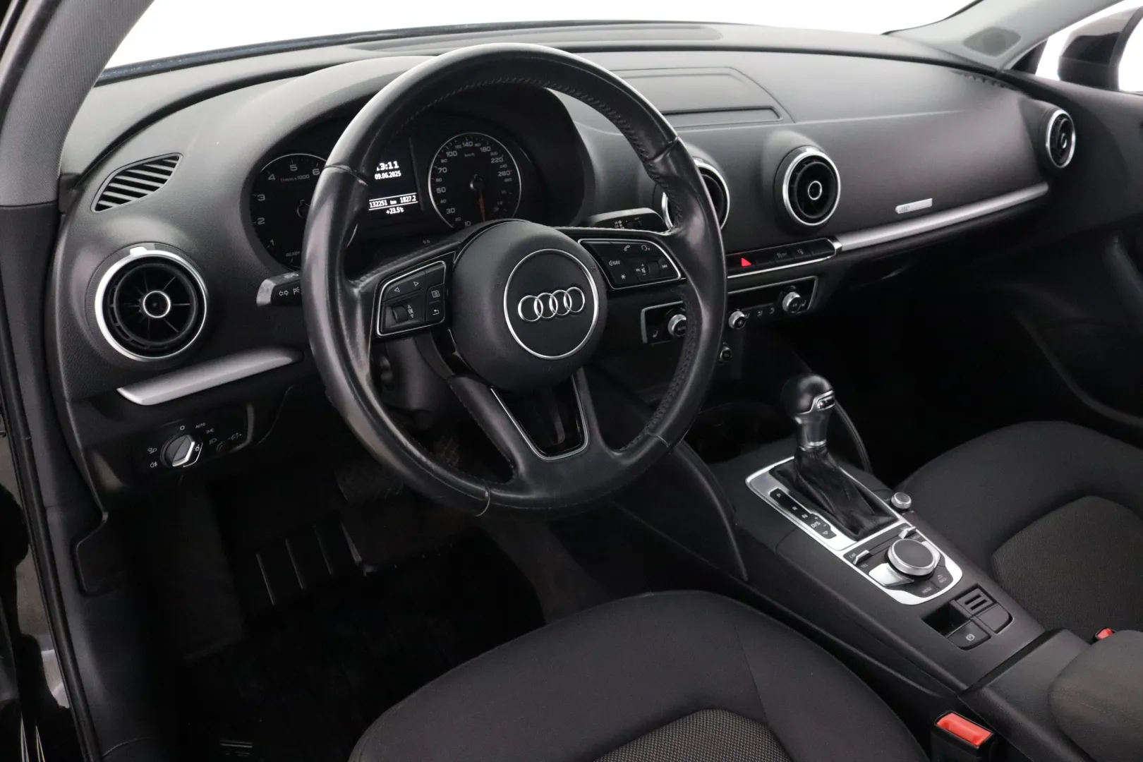 AUDI A3 XNR-773 carousel image