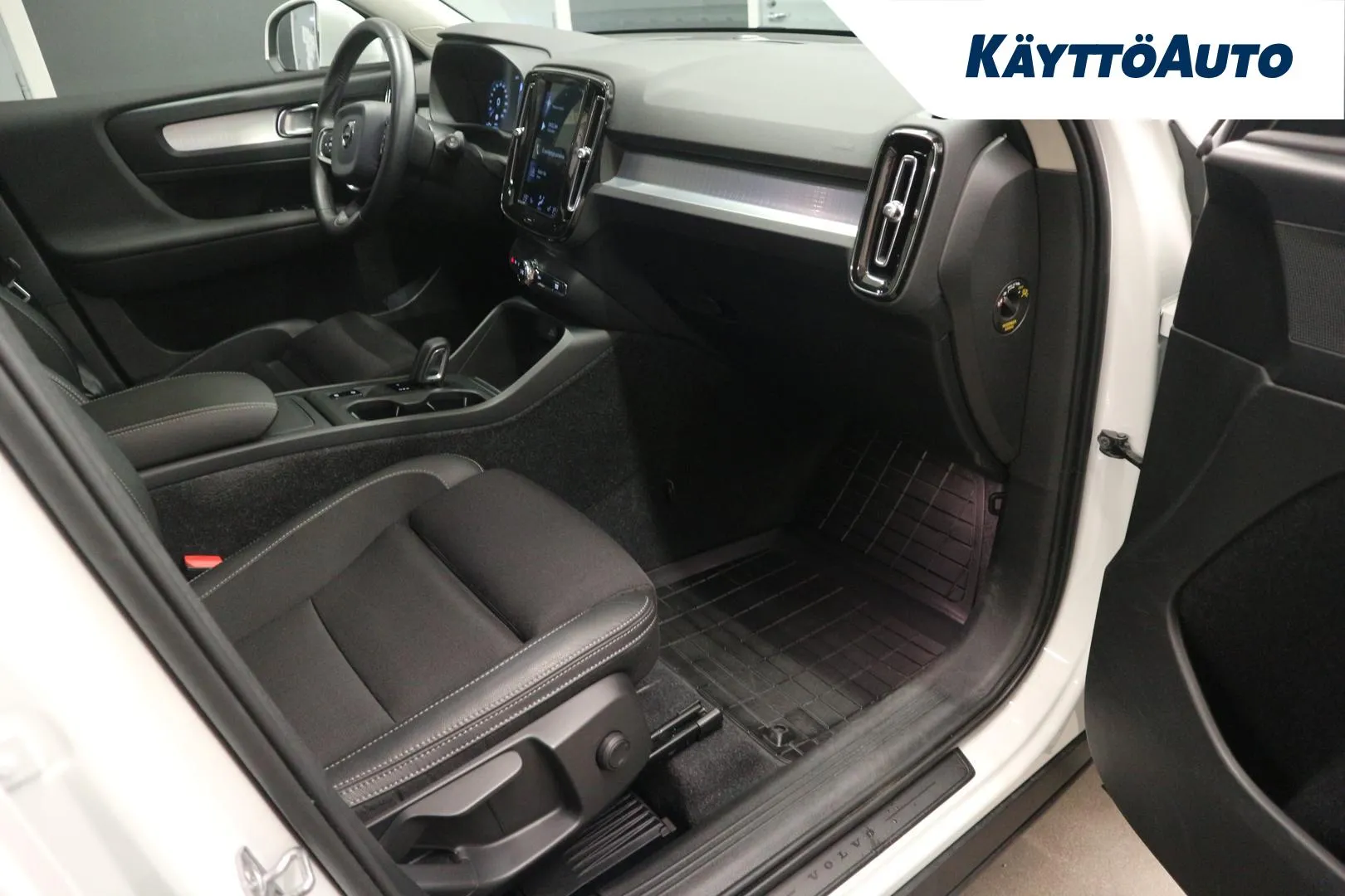 VOLVO XC40 SZM-569 carousel image
