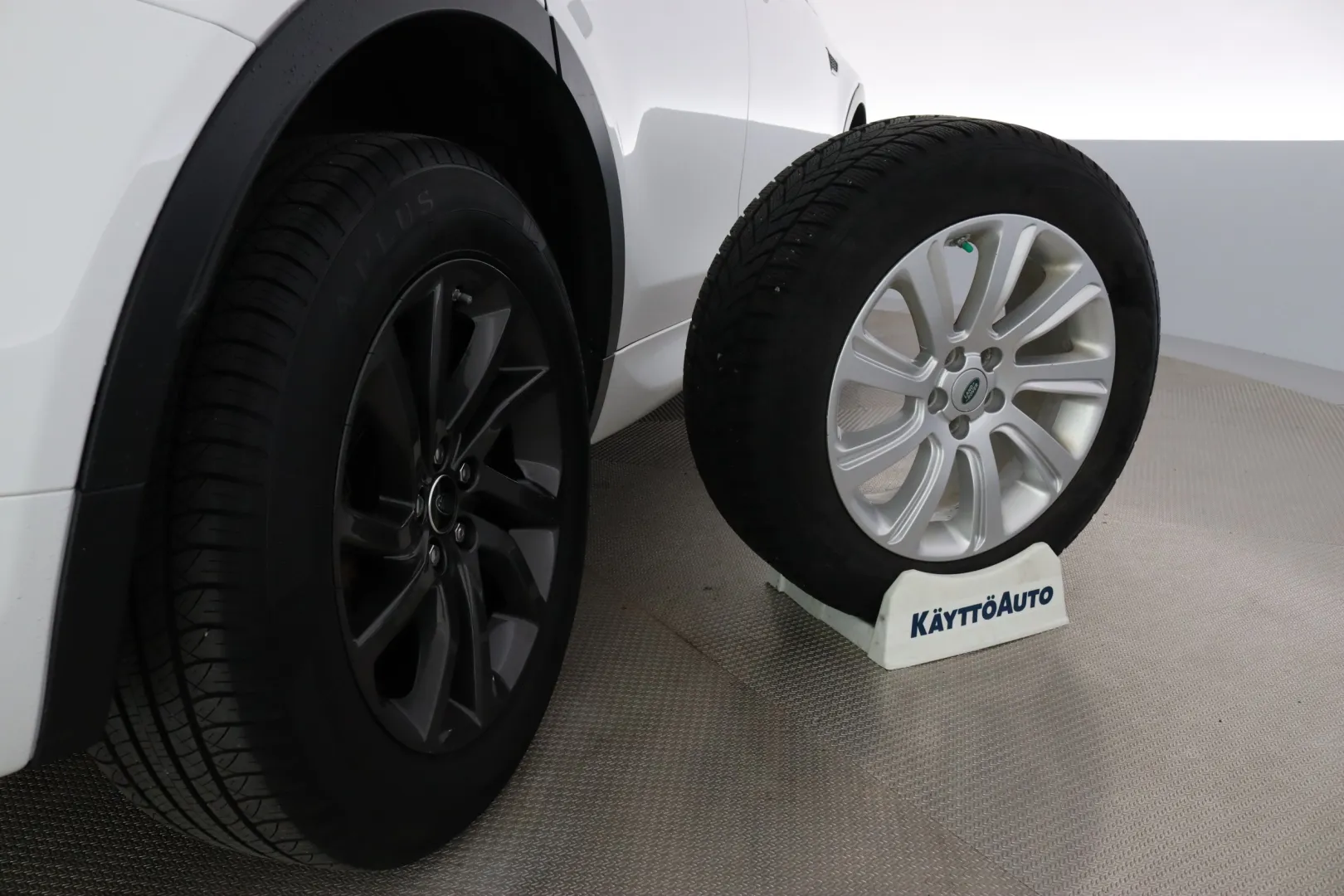 LAND ROVER Discovery Sport XVV-913 carousel image