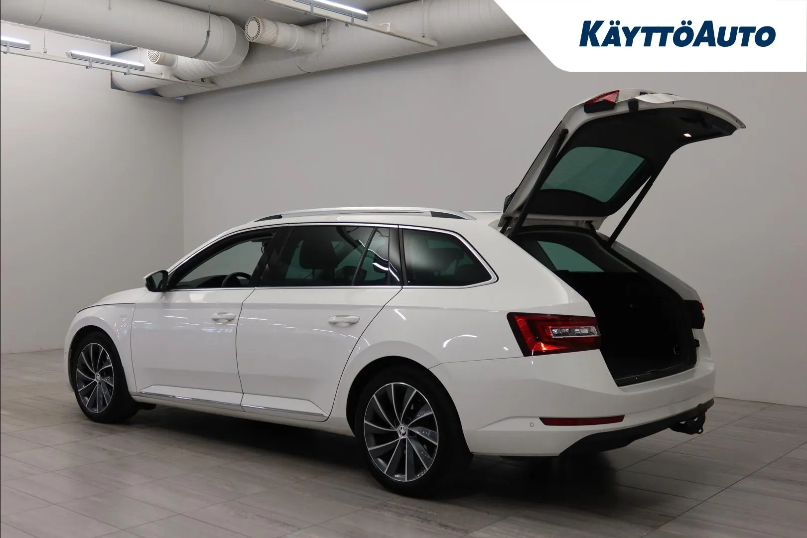 Skoda Superb YKE-348 carousel image