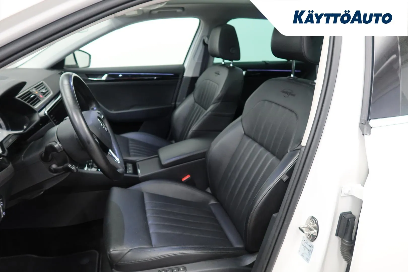 Skoda Superb YKE-348 carousel image