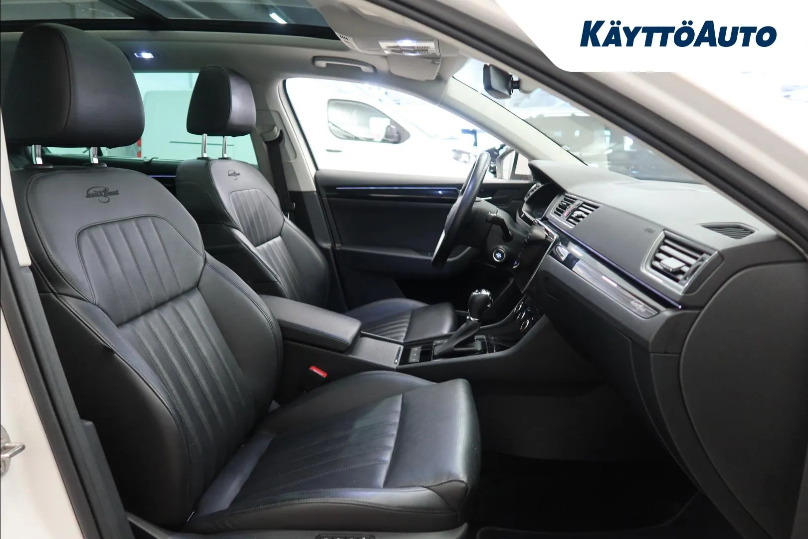 Skoda Superb YKE-348 carousel image