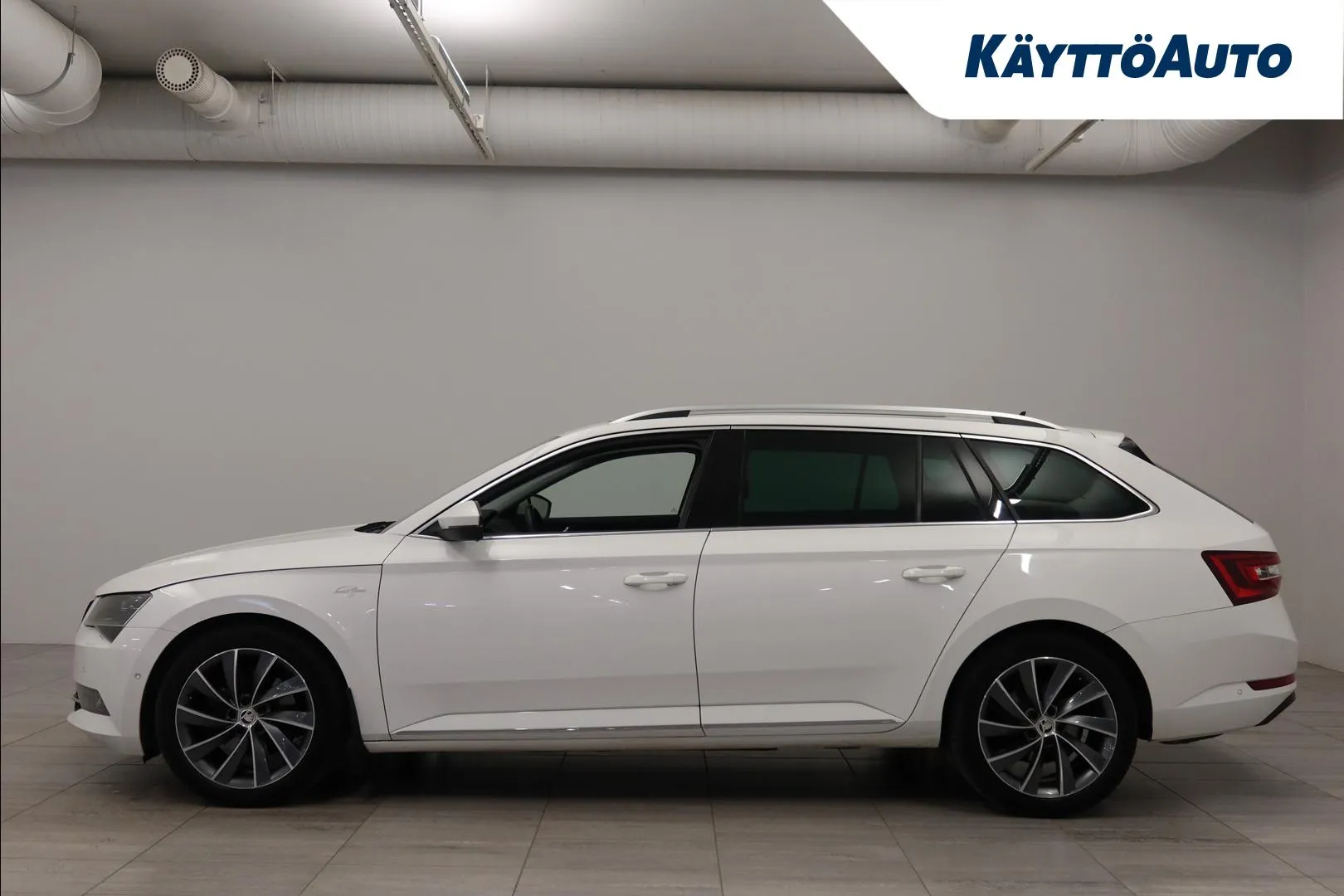 Skoda Superb YKE-348 carousel image
