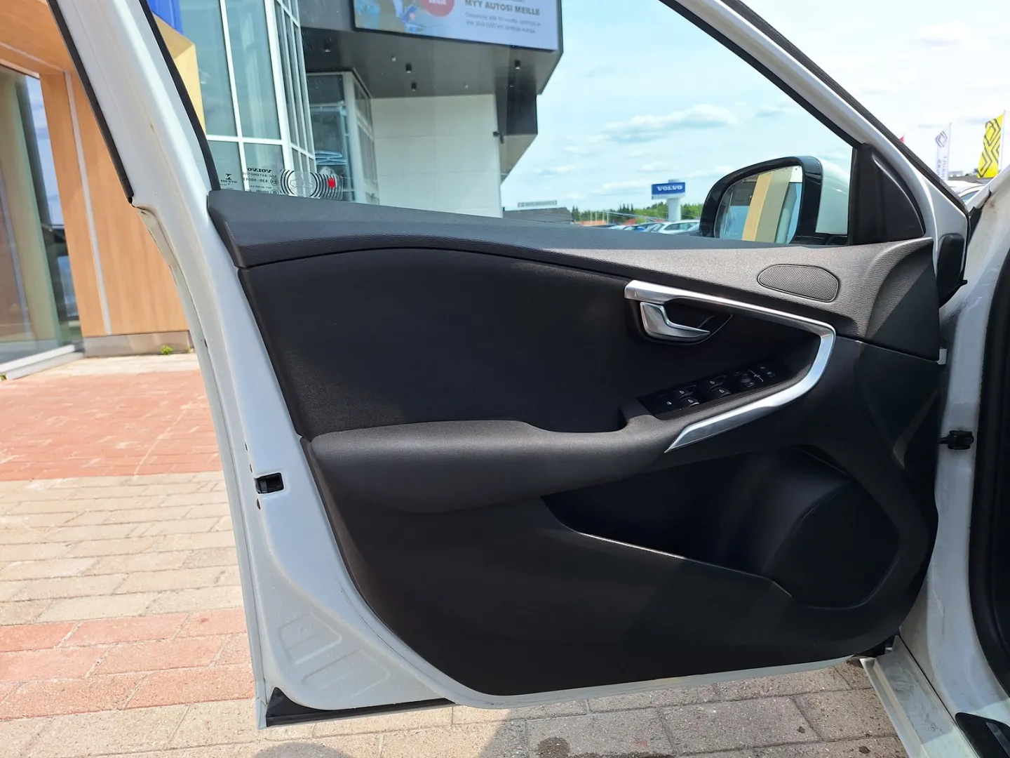 VOLVO V40 ENE-776 carousel image