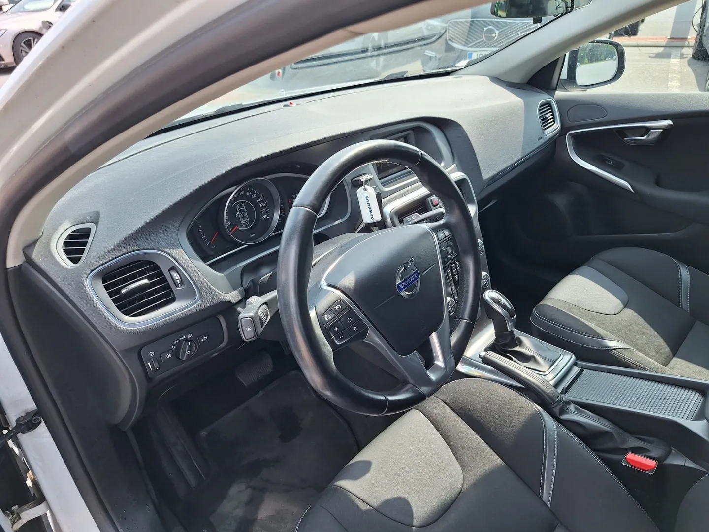 VOLVO V40 ENE-776 carousel image