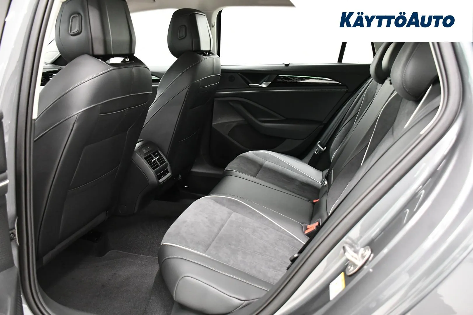 Volkswagen Passat XTL-666 carousel image