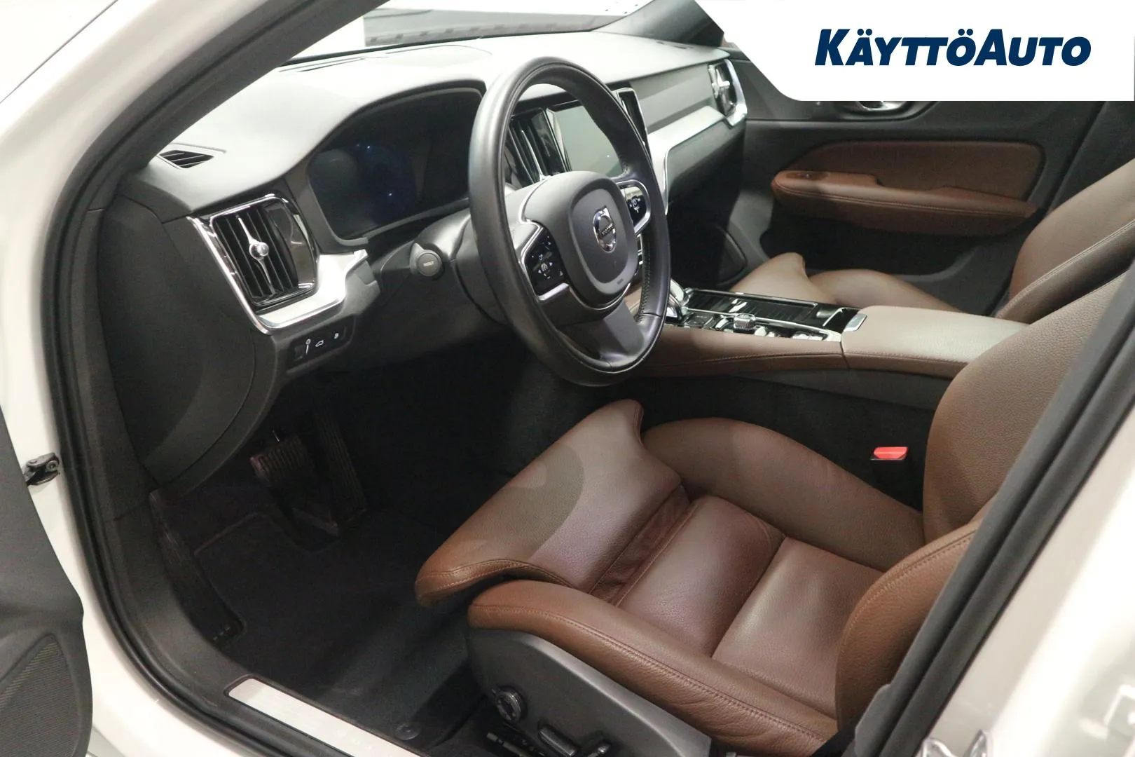 VOLVO V60 JPL-859 carousel image