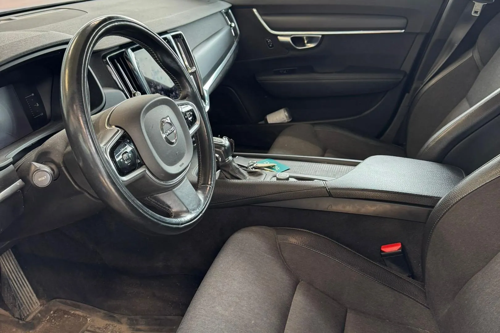 VOLVO V90 FPX-274 carousel image