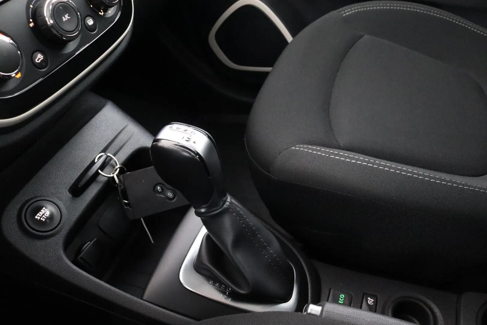 RENAULT Captur JLI-456 carousel image