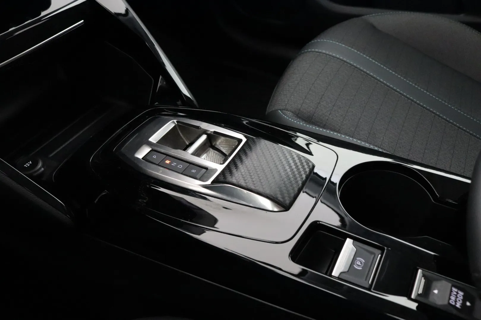PEUGEOT e-208 JML-136 carousel image