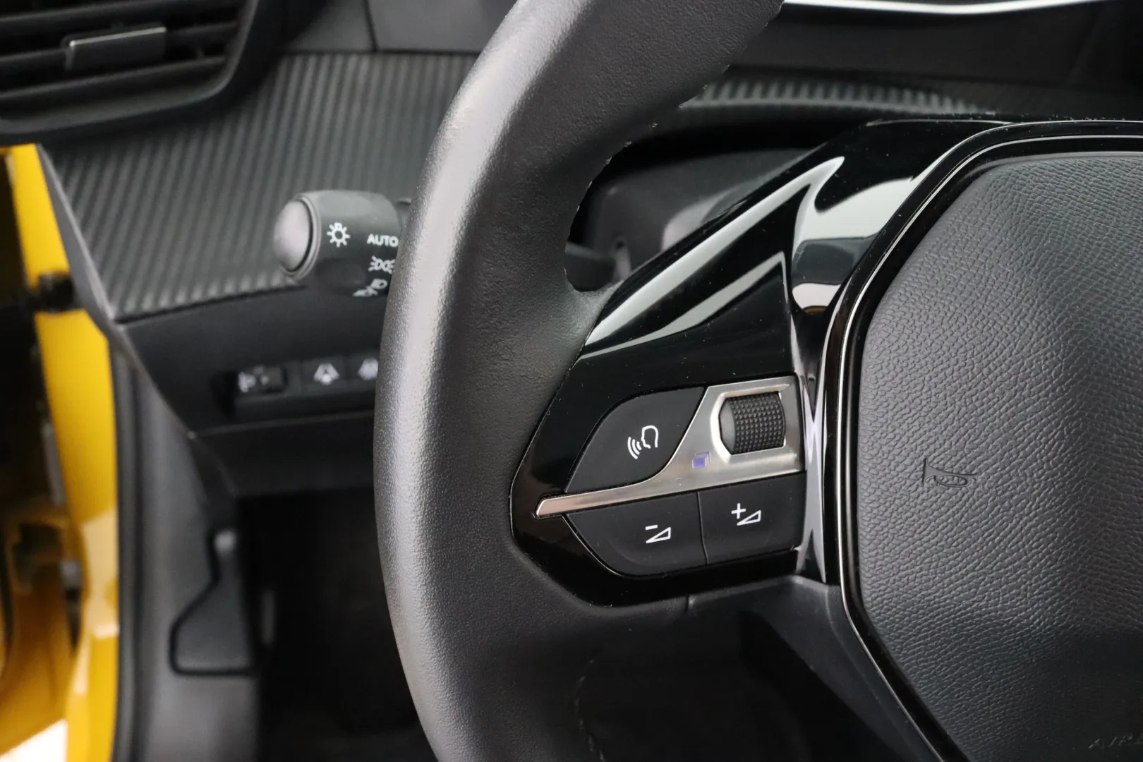 PEUGEOT e-208 JML-136 carousel image