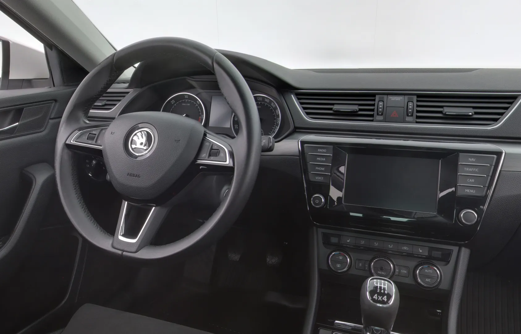 SKODA Superb BTL-640 carousel image
