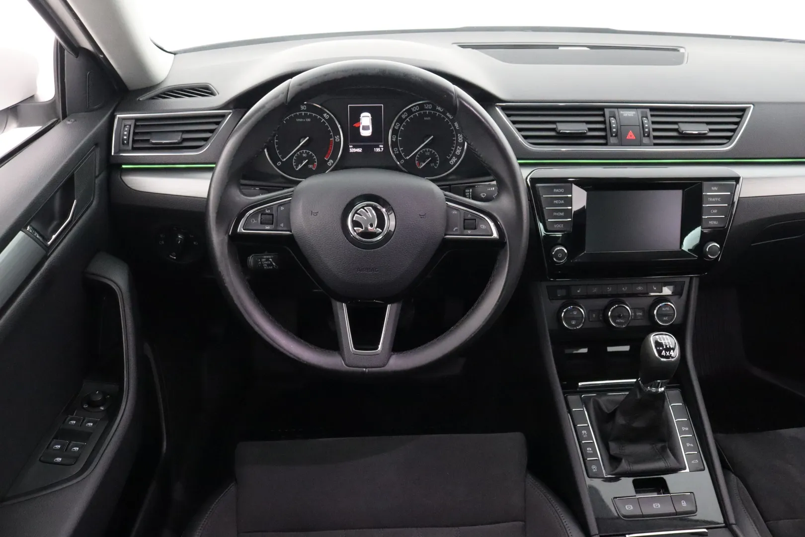 SKODA Superb BTL-640 carousel image