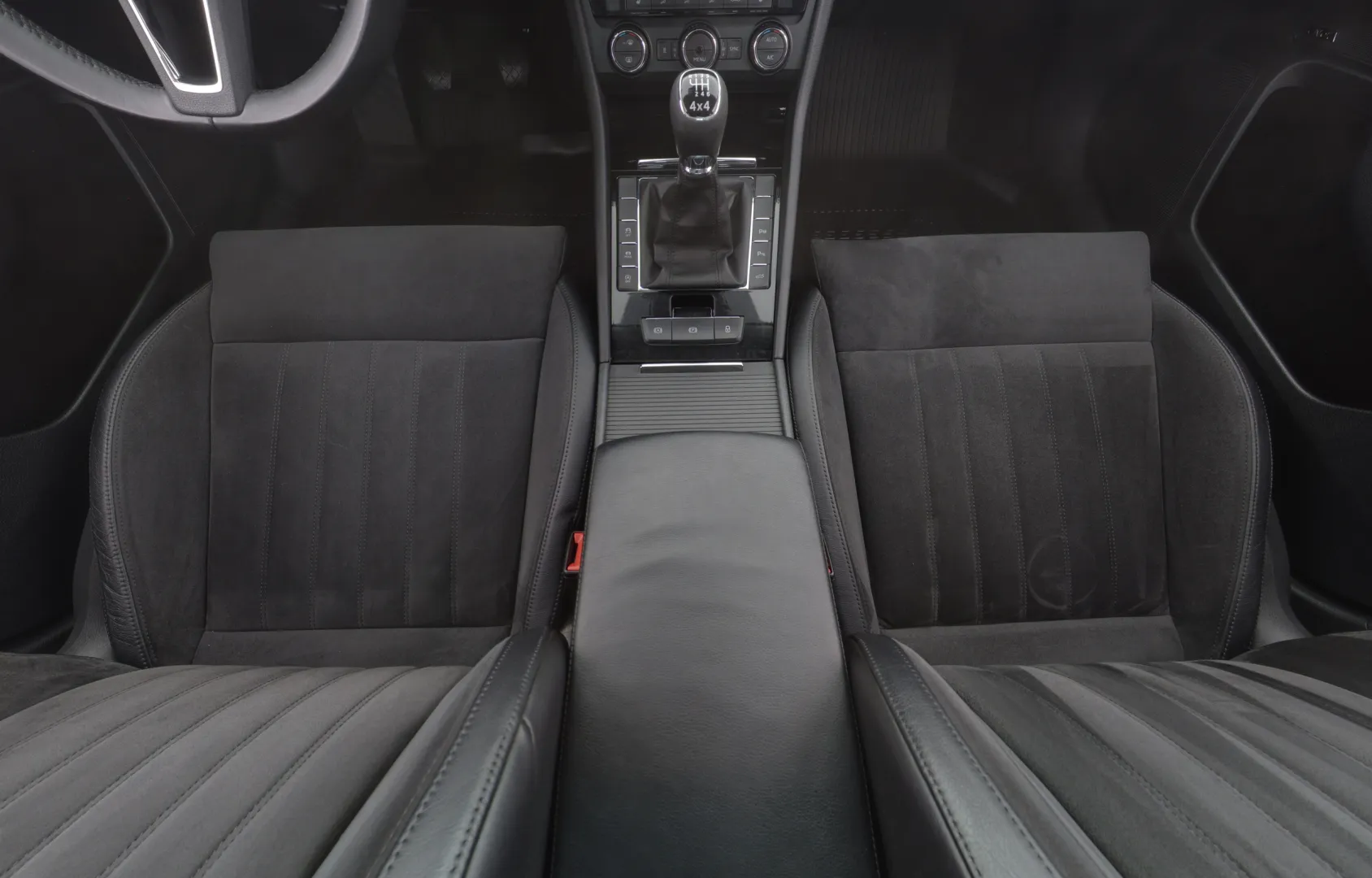SKODA Superb BTL-640 carousel image