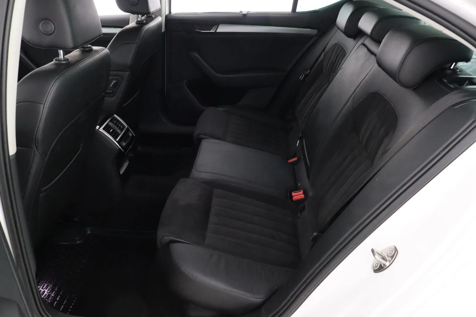 SKODA Superb BTL-640 carousel image