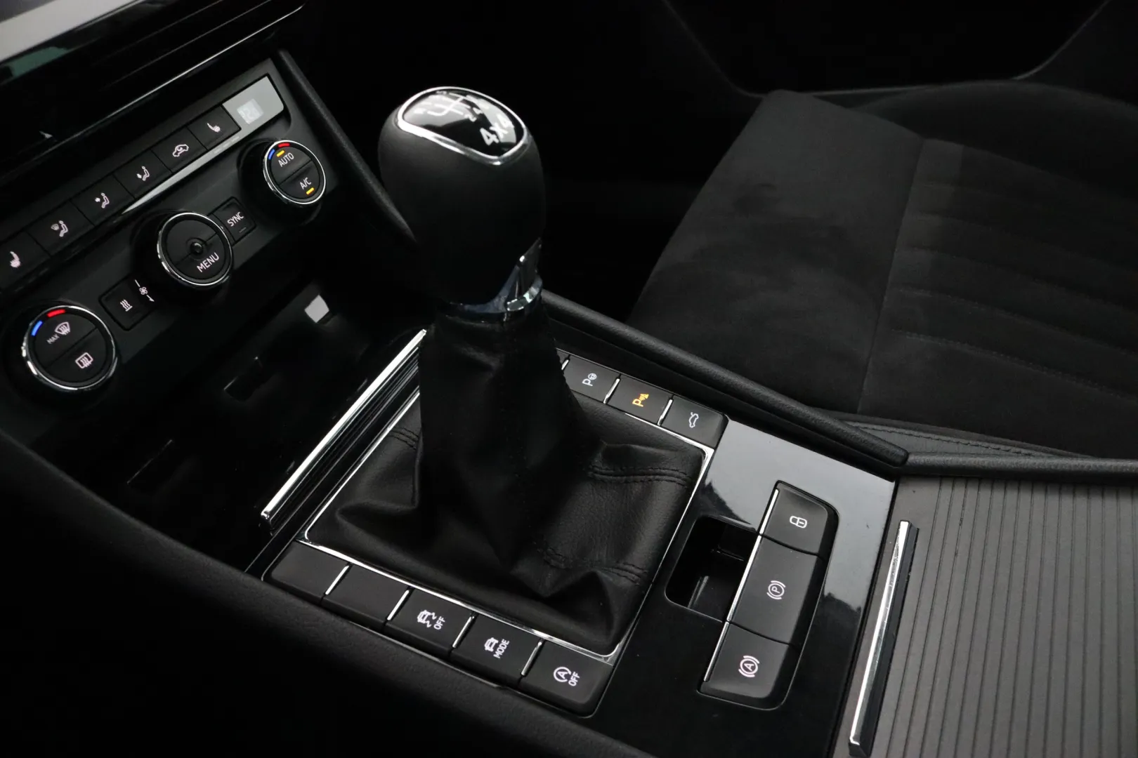 SKODA Superb BTL-640 carousel image