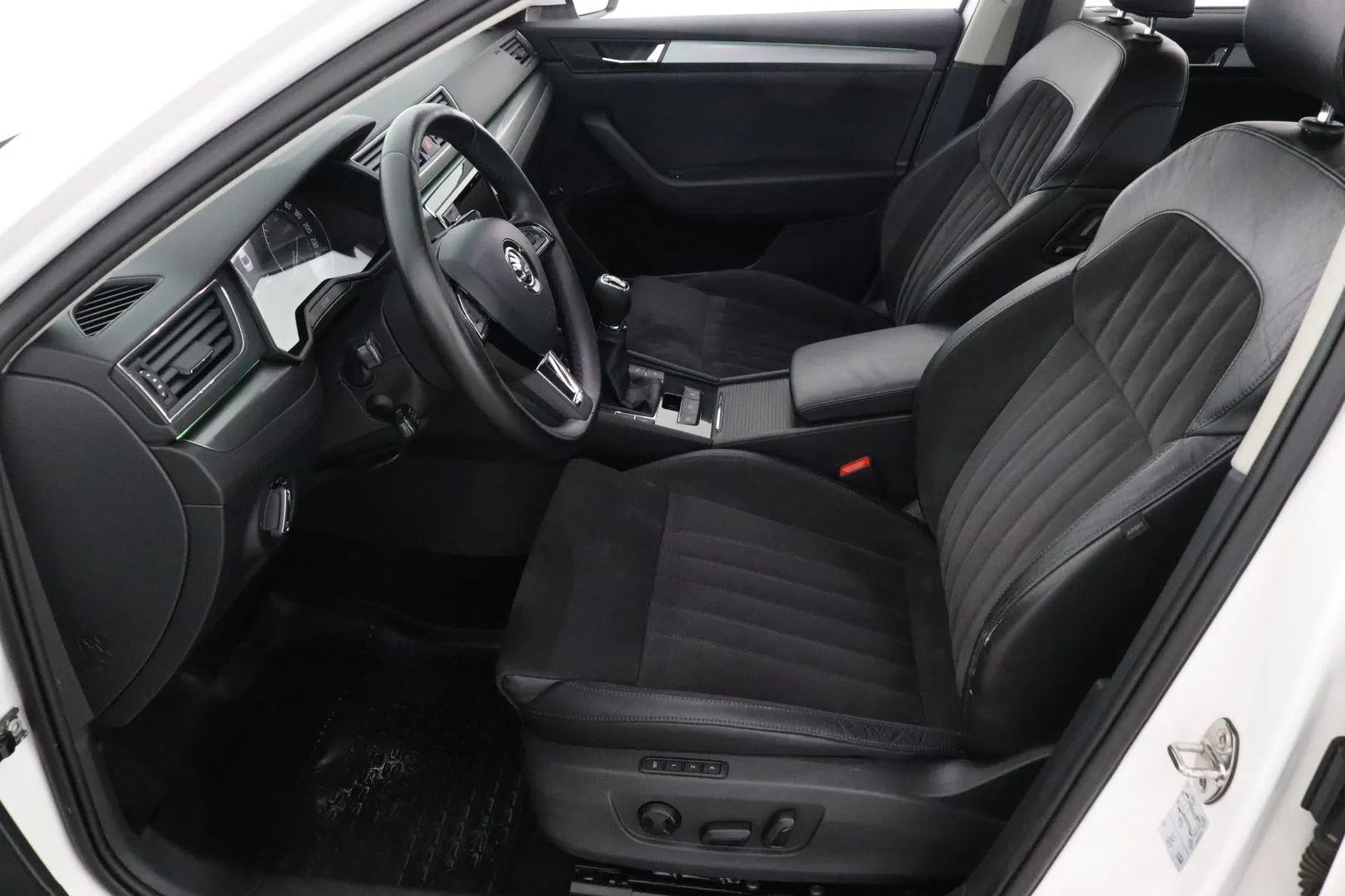 SKODA Superb BTL-640 carousel image