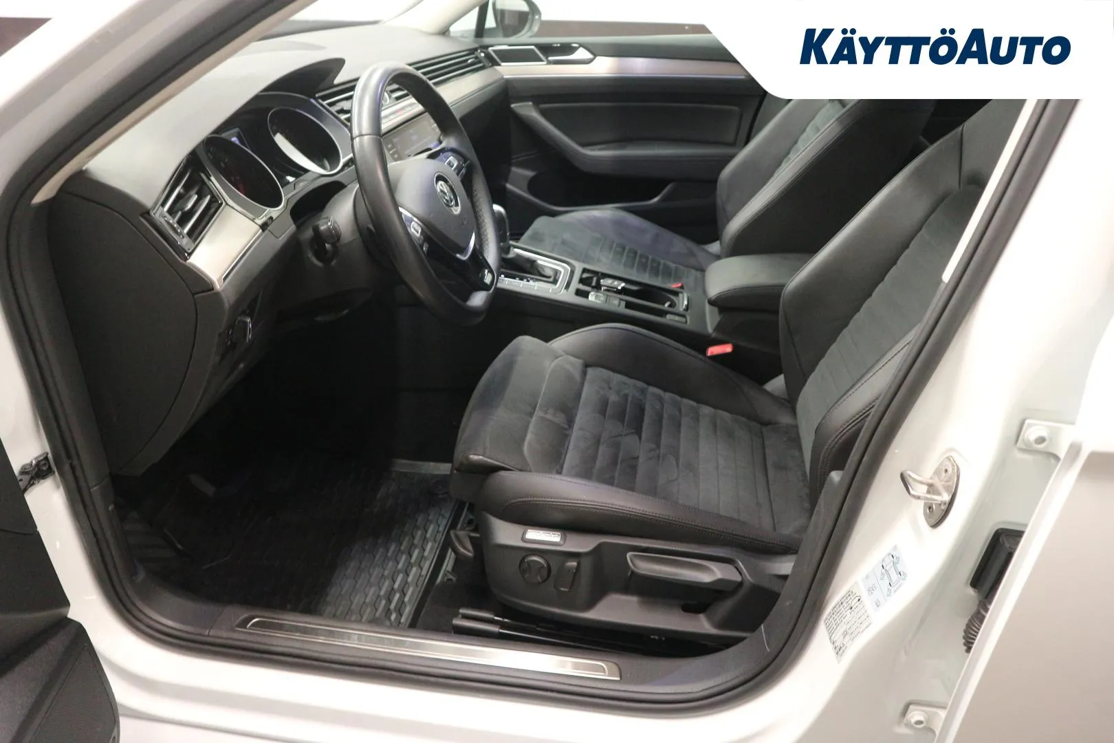 VOLKSWAGEN Passat ERB-991 carousel image